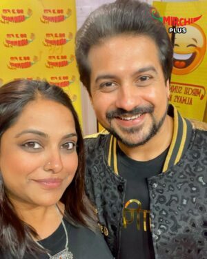 Pushkar Jog Instagram - लॉकडाउन मध्ये कल्पना सुचलेला Musafiraa हा चित्रपट तुझ्या मानाच्या किती जवळचा आहे मला ठाऊक आहे @jogpushkar! मैत्रीच्या एका सजग टप्प्यावर उभं असताना स्वतःला आणि आपल्या जवळच्या नात्यांना नव्याने ओळखणं, त्यांना कधी प्रेमाने तर कधी अधिकाराने समजावणं. खरी मैत्री हेच करत असते. Musafiraa हा तुझ्यामधील संवेदनशील बाजुचा आरसा आहे. आणि तुझ्या प्रत्यिक कलाकृतीतून तू अजून प्रगल्भ होताना जाणवतोस!

तुमची संपूर्ण टिम कमालच. 
तुम्ही @mirchimarathi पुण्यात आमच्या स्टूडियोत भेटलात आणि धमाल आली. अगदी ग्लॅमरस आणि हरहुन्नरी @iampoojasawant, मनाने तितकीच भावुक आहे हे जाणवलं ✨. ज्याच्या DDD ने अनेक मराठमोळ्या घरात हास्याची बहार आणली आणि पु.ल यांच्या भुमेकेत ज्याने मनं जिंकली असा @pushkarajchirputkar तितकाच निखळ आहे हे समजलं. भोजपुरी मधली नावाजलेली अभिनेत्री @smritysinha_official, नृत्यातील reality shows मधून समोर येणारी “अभिमान” मधील नायिका @dishapardeshi_ दोघी 💛कमाल! 
भावनांना नेमक्या शब्दात कसं बांधायचं तेही संगीत दिग्दर्शकाच्या दृष्टीने हे @the_manndar अचूक ओळखत असतो. 
@rohanrohanofficial तुमचं संगीत as always fresh आणि catchy! आणि @shekharravjiani the title track is so mesmerising! Wish we hear you more in Marathi ❤️

काल मुसाफिरा हा प्रेक्षांच्या भेटीला आलाय. तुम्हा सर्वांना releaseच्या शुभेच्छा.