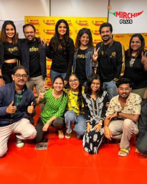 Pushkar Jog Instagram - लॉकडाउन मध्ये कल्पना सुचलेला Musafiraa हा चित्रपट तुझ्या मानाच्या किती जवळचा आहे मला ठाऊक आहे @jogpushkar! मैत्रीच्या एका सजग टप्प्यावर उभं असताना स्वतःला आणि आपल्या जवळच्या नात्यांना नव्याने ओळखणं, त्यांना कधी प्रेमाने तर कधी अधिकाराने समजावणं. खरी मैत्री हेच करत असते. Musafiraa हा तुझ्यामधील संवेदनशील बाजुचा आरसा आहे. आणि तुझ्या प्रत्यिक कलाकृतीतून तू अजून प्रगल्भ होताना जाणवतोस!

तुमची संपूर्ण टिम कमालच. 
तुम्ही @mirchimarathi पुण्यात आमच्या स्टूडियोत भेटलात आणि धमाल आली. अगदी ग्लॅमरस आणि हरहुन्नरी @iampoojasawant, मनाने तितकीच भावुक आहे हे जाणवलं ✨. ज्याच्या DDD ने अनेक मराठमोळ्या घरात हास्याची बहार आणली आणि पु.ल यांच्या भुमेकेत ज्याने मनं जिंकली असा @pushkarajchirputkar तितकाच निखळ आहे हे समजलं. भोजपुरी मधली नावाजलेली अभिनेत्री @smritysinha_official, नृत्यातील reality shows मधून समोर येणारी “अभिमान” मधील नायिका @dishapardeshi_ दोघी 💛कमाल! 
भावनांना नेमक्या शब्दात कसं बांधायचं तेही संगीत दिग्दर्शकाच्या दृष्टीने हे @the_manndar अचूक ओळखत असतो. 
@rohanrohanofficial तुमचं संगीत as always fresh आणि catchy! आणि @shekharravjiani the title track is so mesmerising! Wish we hear you more in Marathi ❤️

काल मुसाफिरा हा प्रेक्षांच्या भेटीला आलाय. तुम्हा सर्वांना releaseच्या शुभेच्छा.