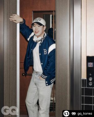 Pyo Ji-hoon Instagram - GQ & MLB와 함께한 지훈이🙂🙂

-
#협찬 표지훈의 일요일에 동행했습니다. 아침 햇살과 함께하는 산책부터 음악 작업실에서의 시간, 대본 연습을 마친 뒤 즐기는 소소한 티타임, 전기스쿠터를 타고 집으로 돌아가는 퇴근길까지. 그의 일상에 스며든 MLB룩이 이 모든 순간을 더욱 스타일리시하게 빛냈습니다. 라이프스타일에 에지를 더하는 MLB와 함께한 표지훈의 하루로 초대합니다.
-
@pyojihoon_official @mlbkorea #PO #표지훈 #PYOJIHOON #피오 #MLB #MLB모자 #GQKOREA
-
EDITOR 하예진
PHOTOGRAPHER 윤송이 @songgge 
STYLIST 김성덕 @kimseongduck 
HAIR 김성환 at 순수
MAKE-UP 김효정 at 순수
ASSISTANT 조은서