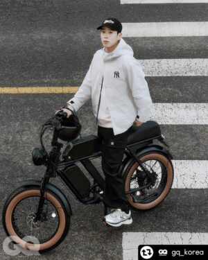 Pyo Ji-hoon Instagram - GQ & MLB와 함께한 지훈이🙂🙂

-
#협찬 표지훈의 일요일에 동행했습니다. 아침 햇살과 함께하는 산책부터 음악 작업실에서의 시간, 대본 연습을 마친 뒤 즐기는 소소한 티타임, 전기스쿠터를 타고 집으로 돌아가는 퇴근길까지. 그의 일상에 스며든 MLB룩이 이 모든 순간을 더욱 스타일리시하게 빛냈습니다. 라이프스타일에 에지를 더하는 MLB와 함께한 표지훈의 하루로 초대합니다.
-
@pyojihoon_official @mlbkorea #PO #표지훈 #PYOJIHOON #피오 #MLB #MLB모자 #GQKOREA
-
EDITOR 하예진
PHOTOGRAPHER 윤송이 @songgge 
STYLIST 김성덕 @kimseongduck 
HAIR 김성환 at 순수
MAKE-UP 김효정 at 순수
ASSISTANT 조은서