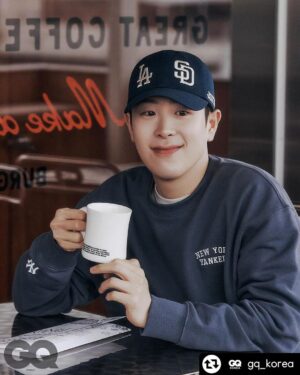 Pyo Ji-hoon Instagram - GQ & MLB와 함께한 지훈이🙂🙂

-
#협찬 표지훈의 일요일에 동행했습니다. 아침 햇살과 함께하는 산책부터 음악 작업실에서의 시간, 대본 연습을 마친 뒤 즐기는 소소한 티타임, 전기스쿠터를 타고 집으로 돌아가는 퇴근길까지. 그의 일상에 스며든 MLB룩이 이 모든 순간을 더욱 스타일리시하게 빛냈습니다. 라이프스타일에 에지를 더하는 MLB와 함께한 표지훈의 하루로 초대합니다.
-
@pyojihoon_official @mlbkorea #PO #표지훈 #PYOJIHOON #피오 #MLB #MLB모자 #GQKOREA
-
EDITOR 하예진
PHOTOGRAPHER 윤송이 @songgge 
STYLIST 김성덕 @kimseongduck 
HAIR 김성환 at 순수
MAKE-UP 김효정 at 순수
ASSISTANT 조은서