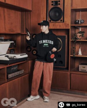 Pyo Ji-hoon Instagram - GQ & MLB와 함께한 지훈이🙂🙂

-
#협찬 표지훈의 일요일에 동행했습니다. 아침 햇살과 함께하는 산책부터 음악 작업실에서의 시간, 대본 연습을 마친 뒤 즐기는 소소한 티타임, 전기스쿠터를 타고 집으로 돌아가는 퇴근길까지. 그의 일상에 스며든 MLB룩이 이 모든 순간을 더욱 스타일리시하게 빛냈습니다. 라이프스타일에 에지를 더하는 MLB와 함께한 표지훈의 하루로 초대합니다.
-
@pyojihoon_official @mlbkorea #PO #표지훈 #PYOJIHOON #피오 #MLB #MLB모자 #GQKOREA
-
EDITOR 하예진
PHOTOGRAPHER 윤송이 @songgge 
STYLIST 김성덕 @kimseongduck 
HAIR 김성환 at 순수
MAKE-UP 김효정 at 순수
ASSISTANT 조은서