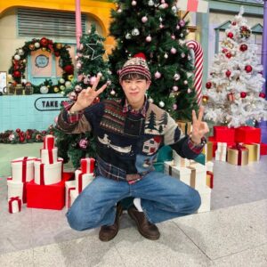 Pyo Ji-hoon Instagram - 올해 지훈이는 놀토와 함께하는 
메리 크리스마스~! 😍🧤👏🏻
