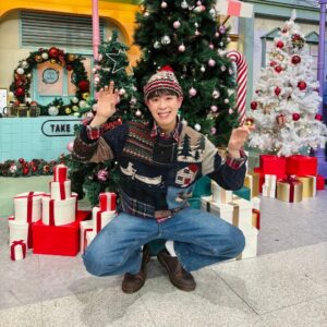 Pyo Ji-hoon Instagram - 올해 지훈이는 놀토와 함께하는 
메리 크리스마스~! 😍🧤👏🏻