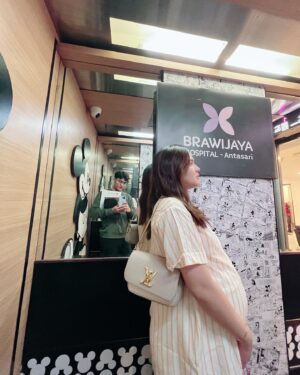 Qausar Harta Yudana Instagram - Makin kesini makin gasabar nungguin duedate ketemu sama mereka👶🏻🤰🏼💜💜 #pregnancy #twinboys #29weeks