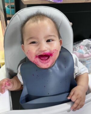 Qausar Harta Yudana Instagram - Anak bayik yang kalau makan nasi ngereog makan buah happy💙🩵 #maqau #babyboy #twin #7months
