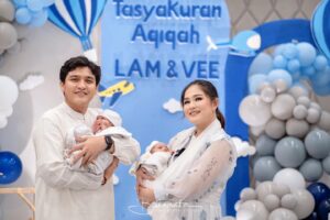 Qausar Harta Yudana Instagram - Masyallah Tabarakallah🙏🏻🙏🏻✨
Sedikit gambaran acara aqiqah LV 👶🏻👶🏻🤗🩵🩵 
#twins #boy #maqau #lv 

Thankyou all team

Planner: @malinowedding x @ruangbahagiaproject_
Venue: @aminta.hall
Aqiqah dan catering: @rumahaqiqahofficial
Dekor: @balonstone
Makeup: @claudiatasyamakeup
Dokumentasi: @bukamata.stories
360spin: @photoboothjakartamurah 
Usher: @belleusher
Souvenir: @mydreamgoodies
Stall: 
@paletaswey
@jollytimeindonesia
@teppanku
@susu_mbokdarmi
@keelnrish.gelato
@bakwanmalang99
@cantikaputricake