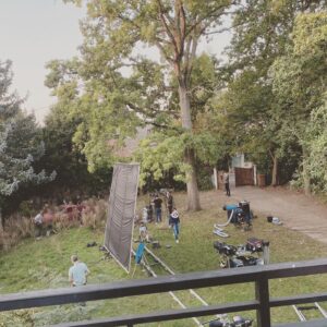 Quentin Dupieux Instagram - 🎬 clap de fin pour INCROYABLE MAIS VRAI ! Snif 😢 • 34 jours de trucs vraiment incroyables • merci merci merci à toute mon équipe, vous tuez • merci Jojo❤️ • merci @atelierdeproduction • MERCI Alain Chabat (mon frère/oncle) @leadrucker @magimel.benoit @anais.demoustier (a.k.a. Moumouta) @roxanearnal et tout le reste de ce brillant cast en feu. Rendez vous en 2021 !!!!!
En attendant, MANDIBULES sort toujours le 18 Novembre dans 9700 salles.. YES 🤘🏻🤘🏻🤘🏻