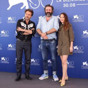 Quentin Dupieux Instagram - MERCI @labiennale 💘💘💘💘 @edouardbaer #anaïsdemoustier @atelierdeproduction #kinology #joanleboru 💘 #laurentnicolas 🫶🏻 
DAAAAAALI ! —> 2024