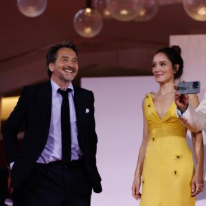 Quentin Dupieux Instagram - MERCI @labiennale 💘💘💘💘 @edouardbaer #anaïsdemoustier @atelierdeproduction #kinology #joanleboru 💘 #laurentnicolas 🫶🏻 
DAAAAAALI ! —> 2024