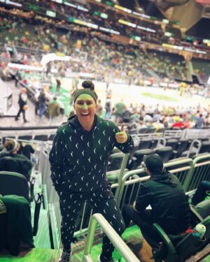 Rachael Ellering Instagram - Living my best life yelling “I love you Sue” until my voice goes out 💚
@seattlestorm