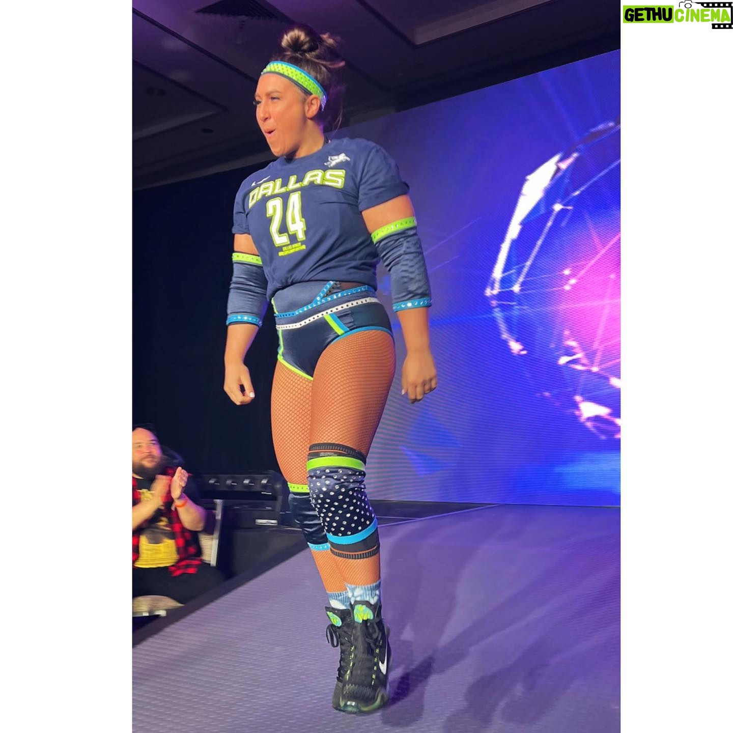 Rachael Ellering - 1.8K Likes - Didnāt think Iād come to Dallas and not rep @arike_ogunbowale & the @dallaswings did you?! šš