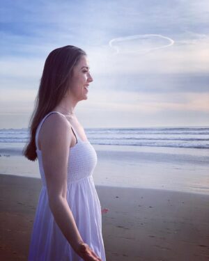 Rachel Alig Instagram - Still photo from a commercial I shot last week.  Just so happens the universe formed a thought bubble in the perfect position above my head.  What is the thought I’m having for my cloud thought bubble?!