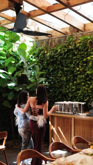 Rachel Brann Instagram - Lunch with @oribe 💫 we are celebrating the launch of their newest product: the Gold Lust Dry Heat Protection Spray. It is a DRY protection spray that reconditions and replenishes moisture and life back into strands. Works well on fresh out of the shower hair or day two or day three restyling!
