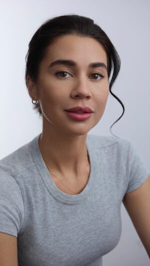 Rachel Brann Instagram - Getting a headshot is personal and intimate and is one of the few things we CAN control in this industry. I think we’re all still hurting a little coming out of the strikes from last year, so I am treating this “down time” as “training season” and preparing what I can for when we start getting the calls again. 🙌🏼🙌🏼 

Thank you so much @katerinahungphotography for sharing your gifts with 300 of us actors! 🤩🤩 your team is wonderful and your graciousness is so appreciated!