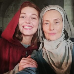 Rachel Lascar Instagram - Souvenirs de Mrs Davis
Happy summer to all!

Ermengard #femaletemplar #behingthescenes #recuerdosbonitos #bestteam #actresslife #warnerbros #peacock #owenharris #mathildeollivier #jeanemmanuelpagni #decaraactores #rachellascar #rachel_lascar #peacewarrior
