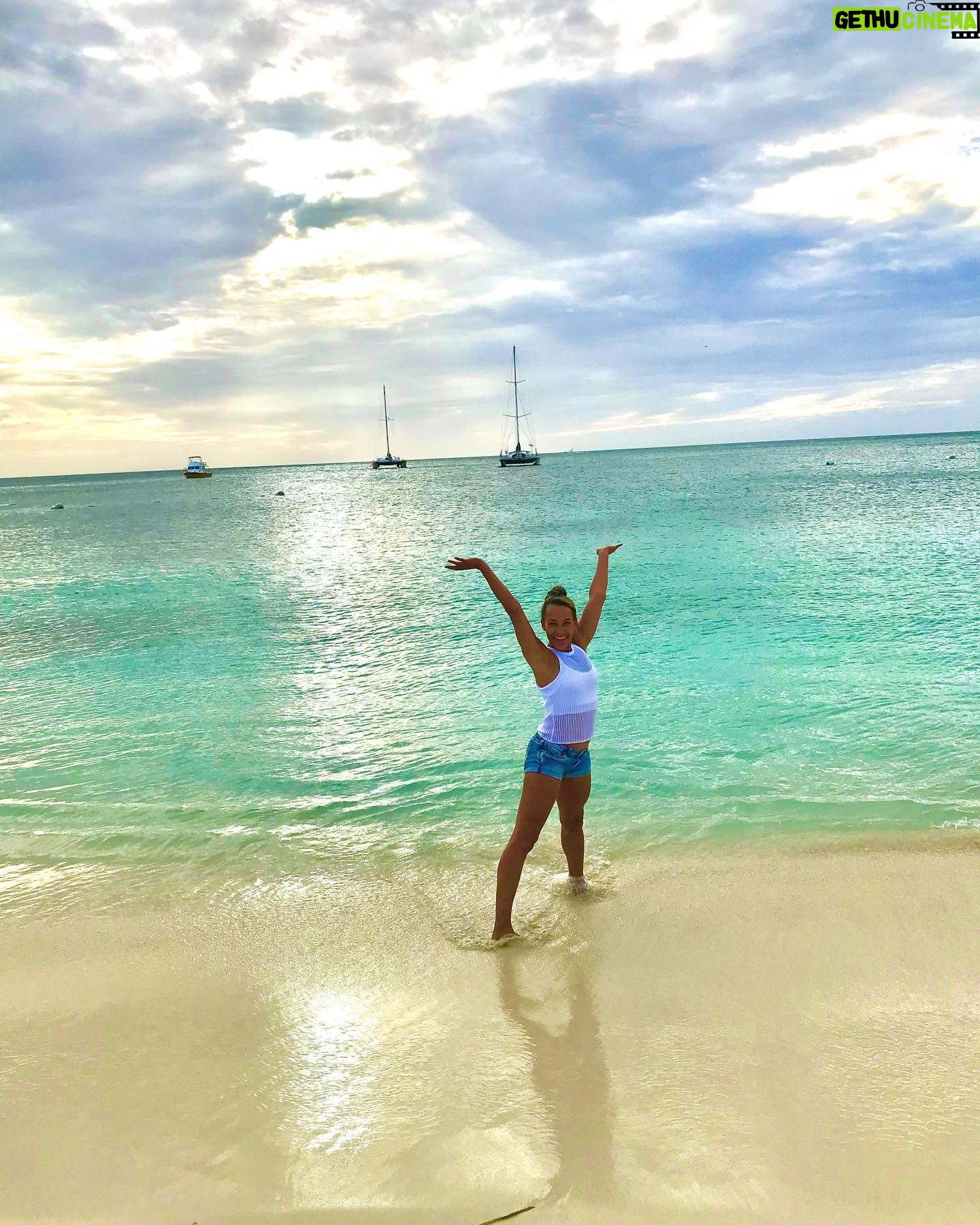 Rachel Luttrell - 727 Likes - ⠀
Off to Aruba with one of my dearest friends! Feels so good to say “yes!” to JOY. ⠀☀️
⠀
⠀
⠀
#SayYesToJoy