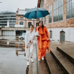 Radka Pavlovčinová Instagram - 1. Před včerejším koncertem udeřil podzim v plném proudu a cestou na stage jsme si střihli malé
"Singing in the rain"

2. Poslední brainstorming před koncertem a opakovačka vokálků i choreo.

3.last touch of @koki9_official  magical hands,
bez této ženy bychom lezli na jeviště  mnohem ošklivější.

4.klasickej jevištní rauš, aneb užívám si ten adrenalin a nádherné tóny svých talentovaných kolegů 🫠

5. Po koncertě si rádi porovnáváme kdo má nejhezčí zadeček aneb "klaněčka"

6.Jedna společná do rodinného alba 😻

7.No jako , máme se fakt rádi, co si budem, tak snad vždy trochu té lásky přeskočí i na vás!

Děkujeme Ostrava Trojhalí
@trojhalikarolina

za krásné fotky vděčíme one and only @barcachle 
🖤📸