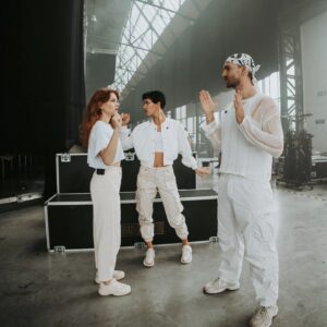 Radka Pavlovčinová Instagram - 1. Před včerejším koncertem udeřil podzim v plném proudu a cestou na stage jsme si střihli malé
"Singing in the rain"

2. Poslední brainstorming před koncertem a opakovačka vokálků i choreo.

3.last touch of @koki9_official  magical hands,
bez této ženy bychom lezli na jeviště  mnohem ošklivější.

4.klasickej jevištní rauš, aneb užívám si ten adrenalin a nádherné tóny svých talentovaných kolegů 🫠

5. Po koncertě si rádi porovnáváme kdo má nejhezčí zadeček aneb "klaněčka"

6.Jedna společná do rodinného alba 😻

7.No jako , máme se fakt rádi, co si budem, tak snad vždy trochu té lásky přeskočí i na vás!

Děkujeme Ostrava Trojhalí
@trojhalikarolina

za krásné fotky vděčíme one and only @barcachle 
🖤📸
