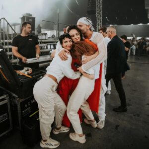 Radka Pavlovčinová Instagram - 1. Před včerejším koncertem udeřil podzim v plném proudu a cestou na stage jsme si střihli malé
"Singing in the rain"

2. Poslední brainstorming před koncertem a opakovačka vokálků i choreo.

3.last touch of @koki9_official  magical hands,
bez této ženy bychom lezli na jeviště  mnohem ošklivější.

4.klasickej jevištní rauš, aneb užívám si ten adrenalin a nádherné tóny svých talentovaných kolegů 🫠

5. Po koncertě si rádi porovnáváme kdo má nejhezčí zadeček aneb "klaněčka"

6.Jedna společná do rodinného alba 😻

7.No jako , máme se fakt rádi, co si budem, tak snad vždy trochu té lásky přeskočí i na vás!

Děkujeme Ostrava Trojhalí
@trojhalikarolina

za krásné fotky vděčíme one and only @barcachle 
🖤📸