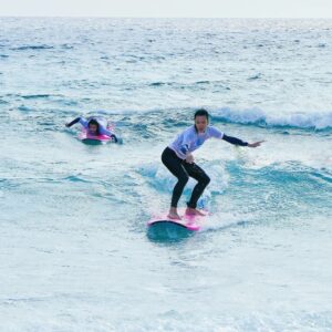 Radka Pavlovčinová Instagram - Catching the waves 🌊🌊🌊.

Krušné začátky!!! Pádů bylo rozhodně víc než jízd, ale ten pocit když si na to prkno stoupneš i jen na 3 vteřiny a jedeeeeš je fakt nepopsatelný. 🏄🏽‍♀️🏄🏽‍♀️🏄🏽‍♀️
Ze srdce díky @surfandtravel.cz
a @bluewavesurfschool za trpělivost a předávání knowledge ...
Moc jsem si to užila 🤙🏽🤙🏽🤙🏽

#beginersurfer
#surflife 
#ocean
#beach
#activevacation 
#fuerteventura 
#spain