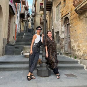 Radka Pavlovčinová Instagram - Buon Giorno! 🤩🇮🇹

S tímhle jsem každý den usedala ke stolečku v kouzelné kavárně anebo při prohlížení si jakou fenomenální zmrzku ochutnám! 😍
No a ptáte se kde? Na Sicílii…kterou jsem si díky předešlým několika dnům naprosto zamilovala!
Přátelé…všechno je tu perfektní! Ochutnala jsem pravou sicilskou pizzu i těstovinky 😋, zažila místňáckou atmosféru malebného městečka Grotte, ve kterém jsem složila na těchto pár dní hlavu.

No ale co bylo nejdůležitější, bylo to s kým jsem tam byla… S úžasnou a různorodou partou umělců, která má ale jedno společné…jsou upřímní, vřelí a mají ❤️ na dlani a tato vzácná kombinace se dnes už jen tak nevidí.

Moc děkuju
za to že jste a že s vámi můžu být na jedné lodi v rámci našeho nového projektu, který připravujeme a příští rok spatří světlo světa! 😊🎥 O tom, ale až zase příště… 
Teď si jdu dát ☕️ na letišti v Římě a vracet se v myšlenkách tam, kde nebe na zemi není jenom fráze…😘
Užívejte krásný večer a stay tuned…😜

#mamsvatozar