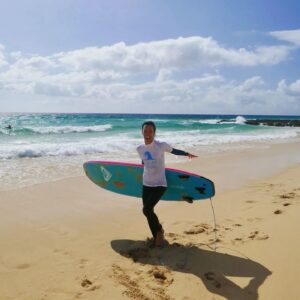 Radka Pavlovčinová Instagram - Catching the waves 🌊🌊🌊.

Krušné začátky!!! Pádů bylo rozhodně víc než jízd, ale ten pocit když si na to prkno stoupneš i jen na 3 vteřiny a jedeeeeš je fakt nepopsatelný. 🏄🏽‍♀️🏄🏽‍♀️🏄🏽‍♀️
Ze srdce díky @surfandtravel.cz
a @bluewavesurfschool za trpělivost a předávání knowledge ...
Moc jsem si to užila 🤙🏽🤙🏽🤙🏽

#beginersurfer
#surflife 
#ocean
#beach
#activevacation 
#fuerteventura 
#spain