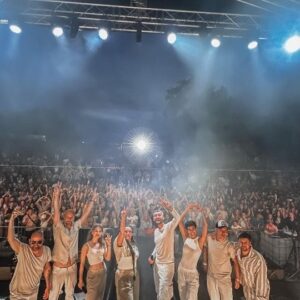 Radka Pavlovčinová Instagram - Léto je v plném proudu a my si užíváme každičký koncert. Tento víkend to byl Jablunkov a Mikulov!!!! Tolik energie co jsme od Vás dostali, je to neskutečné, díky za přízeň a tak hezky strávený čas!
Na Moravě je prostě vždycky krásně.
 🫶🎤🎹🎸🥁🎶🥂

#ewafarnasquad #summerfestivals #summertour2023 #moravskoslezskykraj 
#timeformusic 

Big thanks to @nikol_lackova za všechnu krásnou dokumentaci. 🫶📸