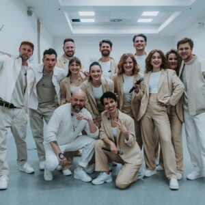 Radka Pavlovčinová Instagram - Poslední dobou prožívám tak nádherné pracovní chvíle a uvědomuju si, že to vůbec není samozřejmost. I když to dělám už nějaký ten pátek 😅 a je za mnou mnoho dřiny i tak cítím vděčnost, vděčnost zejména za lidi, kterými jsem obklopena. Děkuju Vám 🤍

Momentky z O2-čka 🤪 backstage / frontstage 😅
📷@tonyflunkey @barcachle