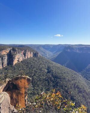 Rae Johnston Instagram - Beautiful day to visit Hanging Rock 🤎 

#darugcountry showing off this morning!

#bluemountains #hiking #hangingrock