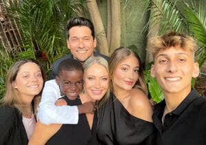 Rafael Araneda Instagram - Feliz Navidad les desean los Araneda Vacarezza! Que sea una linda celebración junto a sus seres queridos!! 🌲🎄