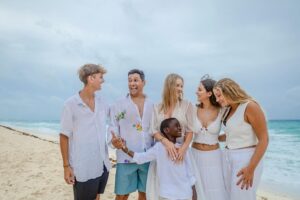 Rafael Araneda Instagram - Mi maravillosa familia, feliz y orgulloso de los que hemos logrado @marcelavacarezza_ ❤️@paradisusbymelia_esp #DestinationInclusive #ParadisusCancun #Vacation #Holiday