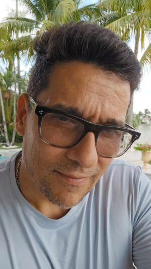 Rafael Araneda Instagram - Un fuerte abrazo a todas las mamás que no lo están pasando bien hoy día! Feliz día para ellas