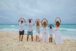 Rafael Araneda Instagram - Mi maravillosa familia, feliz y orgulloso de los que hemos logrado @marcelavacarezza_ ❤️@paradisusbymelia_esp #DestinationInclusive #ParadisusCancun #Vacation #Holiday