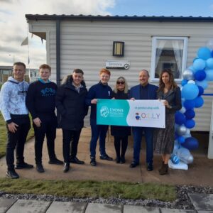 Rafael Benítez Instagram - It's always a pleasure for me and my wife, Montse, to collaborate with Olly(Our Lost Love Years) once again, and with its founder Jean Taylor. We went to Rhyl, in Wales, to @lyonsparks to inaugurate the new caravan we have donated for the Olly children. Our best wishes for them.