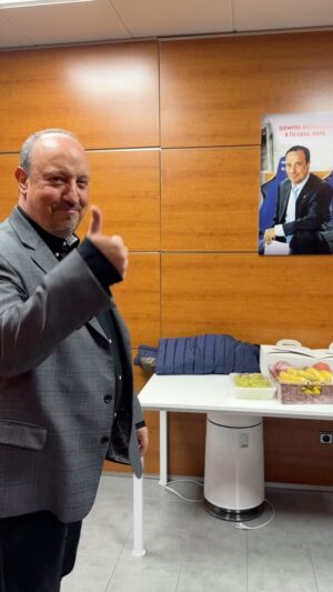 Rafael Benítez Instagram - Siempre bienvenido a tu casa, @rafabenitezrb 🔙🏟️🦇

Welcome back! 🙌🏼

#ValenciaCelta #InsideLaLiga 
🤝 @rccelta & @laliga