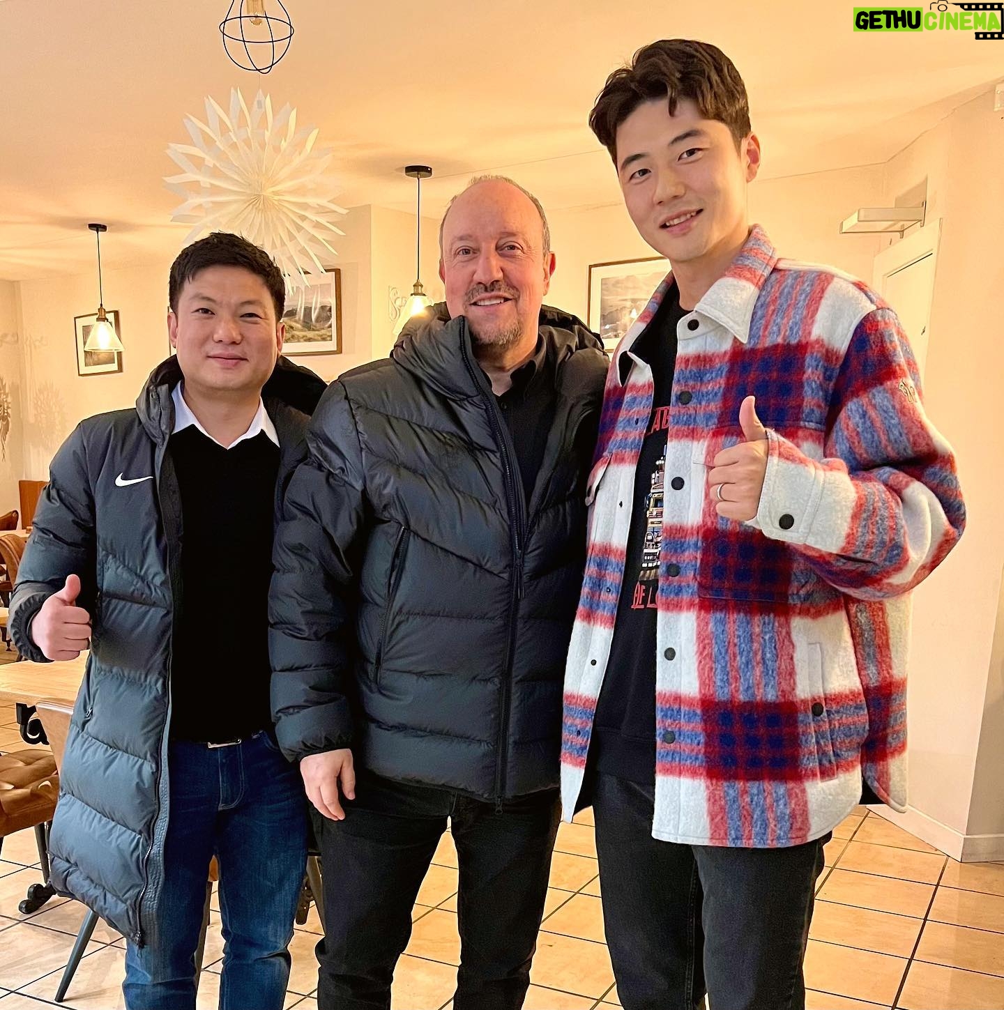 Rafael Benítez - 6.7K Likes - Happy to see Ki, my ex-player, and Lee, and to have spoken to Ki about the studies he’s currently doing to become a manager! A lovely chat ☕️
Estuvo muy bien ver a mi ex-jugador Ki, y a Lee. Charlamos sobre el curso que está haciendo para ser entrenador. Fue una tarde muy entretenida e interesante.