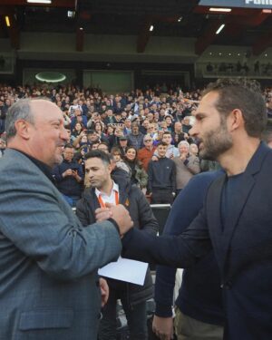 Rafael Benítez Instagram - El 𝗺𝗮𝗲𝘀𝘁𝗿𝗼 y su 𝗽𝘂𝗽𝗶𝗹𝗼 🤝 🩵

#ValenciaCelta #RafaBenítez #RubénBaraja #RCCelta #LALIGAEASPORTS