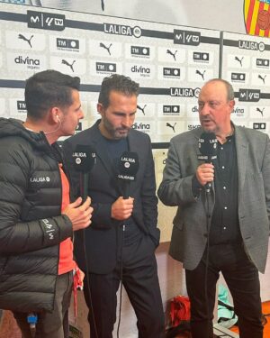 Rafael Benítez Instagram - El 𝗺𝗮𝗲𝘀𝘁𝗿𝗼 y su 𝗽𝘂𝗽𝗶𝗹𝗼 🤝 🩵

#ValenciaCelta #RafaBenítez #RubénBaraja #RCCelta #LALIGAEASPORTS