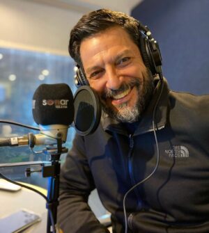 Rafael Cavada Instagram - De regreso a @sonarfm . Escúchanos en la 105.3 y SonarFM.cl