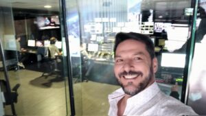 Rafael Cavada Instagram - Más allá del vidrio, manteniendo todas las medidas de seguridad, está todo un tremendo equipo de colegas listos para empezar el programa.
#CAVADACHVCNN