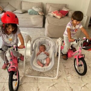 Rafael Cavada Instagram - Feliz Navidad! 🎄Celeste y Filippo con bici nueva, y Silvestre con con su mecedora de @carestino.cl ❤️