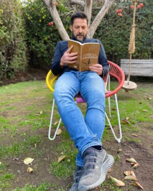 Rafael Cavada Instagram - Me llegó este tremendo libro de @planetadelibroscl, una gran recomendación para los que siempre han sentido esa ávida curiosidad sobre el desarrollo de nuestra especie. 

Empecé a leer este libro, y  me llamó la atención que nos ofrece un extraordinario recorrido que va desde el Big Bang de las civilizaciones, llegando al misterio del crecimiento y la desigualdad en el mundo. Si les interesan estos temas, Galor aborda esta gran empresa titánica, en un texto interesante, ameno y muy asequible al lector. 

El autor #OdedGalor logra convertir su libro en una narración llena de sorpresas. La trama se vuelve un ingenioso rompecabezas con profundas reflexiones que logran conducirnos a una comprensión de nuestra historia y nos hace cuestionar la prosperidad de nuestra especie y su supervivencia. 

Además, encontrarán un análisis que incluye temas fundamentales para nuestros días:  educación, tolerancia y una mayor igualdad de género. 

Les dejo esta gran recomendación, y ojo, que es considerado el ensayo más importante del año. 

 

Si les tincó, lo pueden encontrar en @buscalibre, @antarticalibros, @feriachilenadellibro y otras librerías y tiendas digitales. #CreemosEnLosLibros