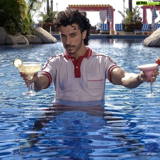 Rafael Cebrian - 8.7K Likes - -
From Acapulco, with love.
#AcapulcoTV now streaming on @appletvplus