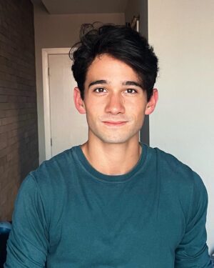 Rafael Gevú Instagram - A luz estava boa e consegui fazer a barba sem me cortar…mereceu perfil 😅