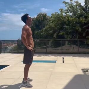 Rafael Gevú Instagram - Sábado é dia de aeróbico caseiro 🥵 #nemsuei