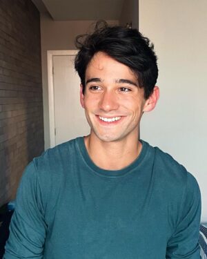 Rafael Gevú Instagram - A luz estava boa e consegui fazer a barba sem me cortar…mereceu perfil 😅