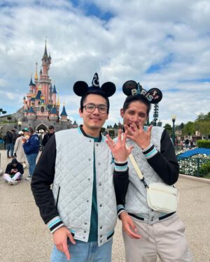Rafael León Instagram - NOS DIJIMOS QUE SÍ 💛✨💍👬🏽
El viaje que hicimos recientemente por Europa fue increíble en muchísimos aspectos. No fue un simple viaje para conocer el mundo, sino que se convirtió en un punto clave en nuestra travesía como pareja. 
Desde hace poco más de siete años comenzamos nuestro camino juntos, agarraditos de la mano, y aunque no ha sido sencillo aquí seguimos. Ahora, toca dar el siguiente paso y queremos compartirles con mucha emoción y felicidad que nos hemos comprometido. 
Hemos experimentado muchas emociones desde el momento en el que sucedió esto y es por eso que hasta ahora lo compartimos con todos ustedes. Estamos muy contentos, emocionados y a la expectativa de todo lo que nos espera en esta nueva etapa juntos. 💛