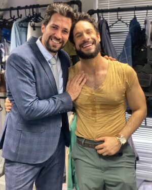 Rafael Queiroz Instagram - Dr Peçanha chegou em “Terra e Paixão”!!
Irmão, um prazer te reencontrar em mais um trabalho! @rainercadete ❤️
Tava quente ! 😂😂