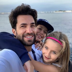 Rafael Queiroz Instagram - Amores da minha vida ! ❤️❤️
Feliz dia das crianças. 
#davierosa